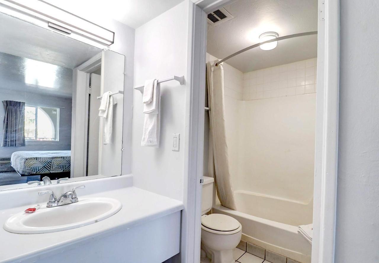 ซูเปอร์ 8 บาย วินด์แฮม ทูซอน/อีสต์/ดีเอ็มเอเอฟ แอเรีย Hotel ภายนอก รูปภาพ